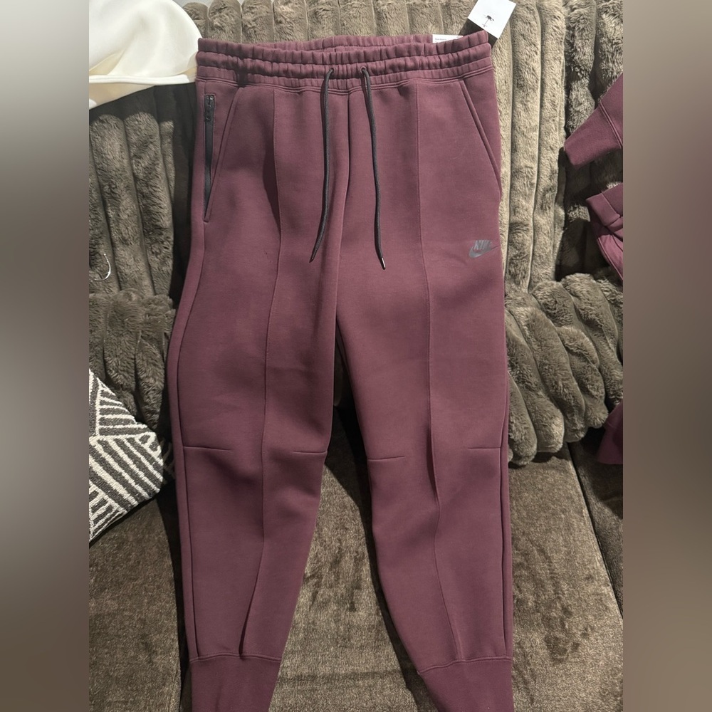 Nike tech Women's Sportswear Tech Fleece
Mid-Rise Joggers new with tag - Picture 2 of 2